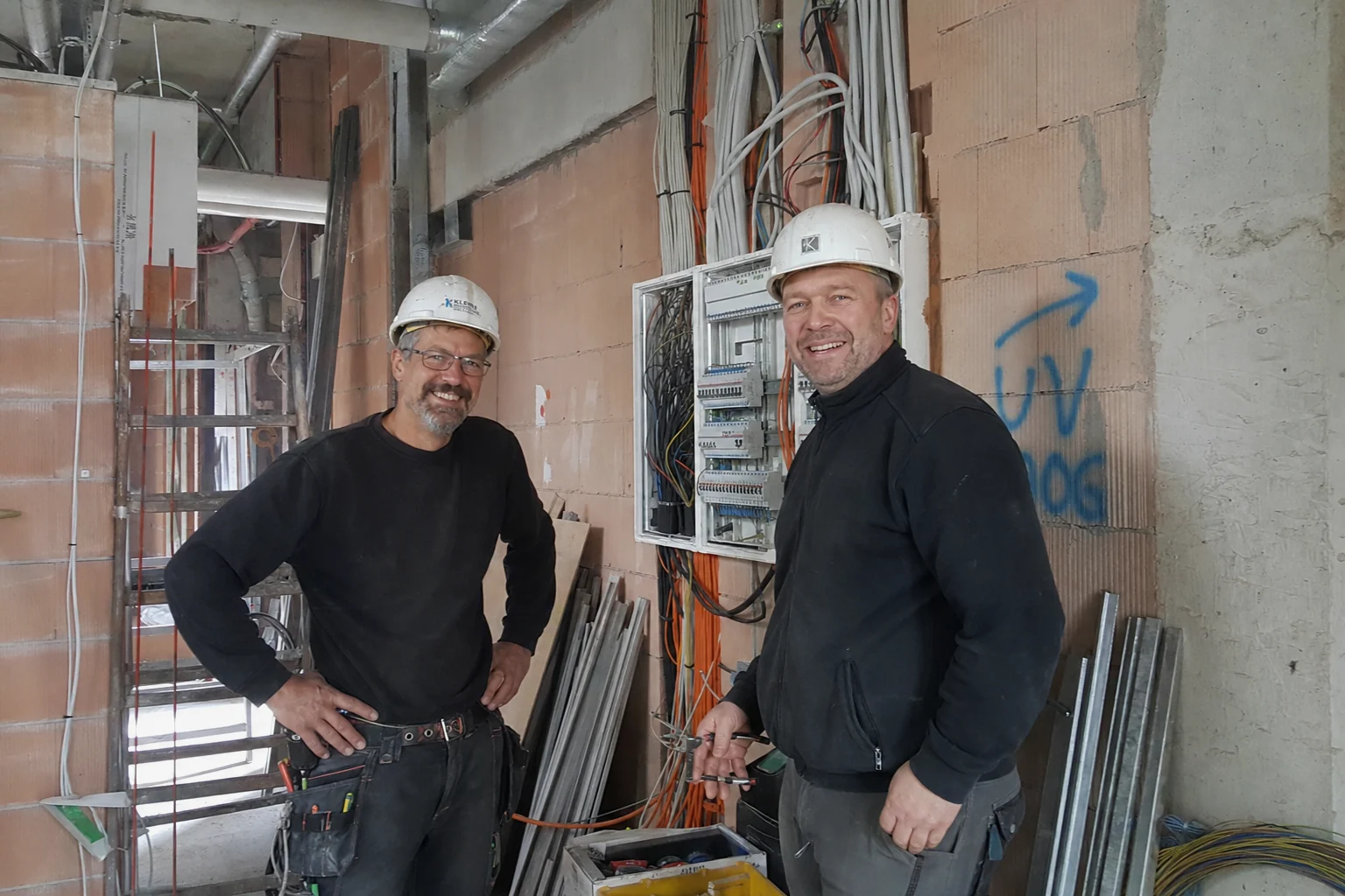 Elektriker-Team auf der Baustelle